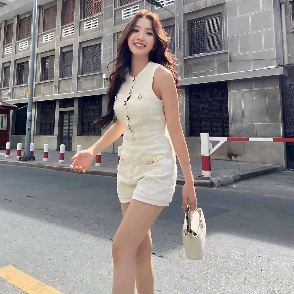 Sở hữu vóc dáng thon gọn cùng số đo ba vòng quyến rũ, Khánh Huyền không ít lần "đốt mắt" dân mạng khi diện những mẫu áo tắm hai mảnh có chi tiết cắt xẻ gợi cảm. Để duy trì thân hình đẹp, cô nàng phải chăm chỉ tập luyện và ăn uống lành mạnh