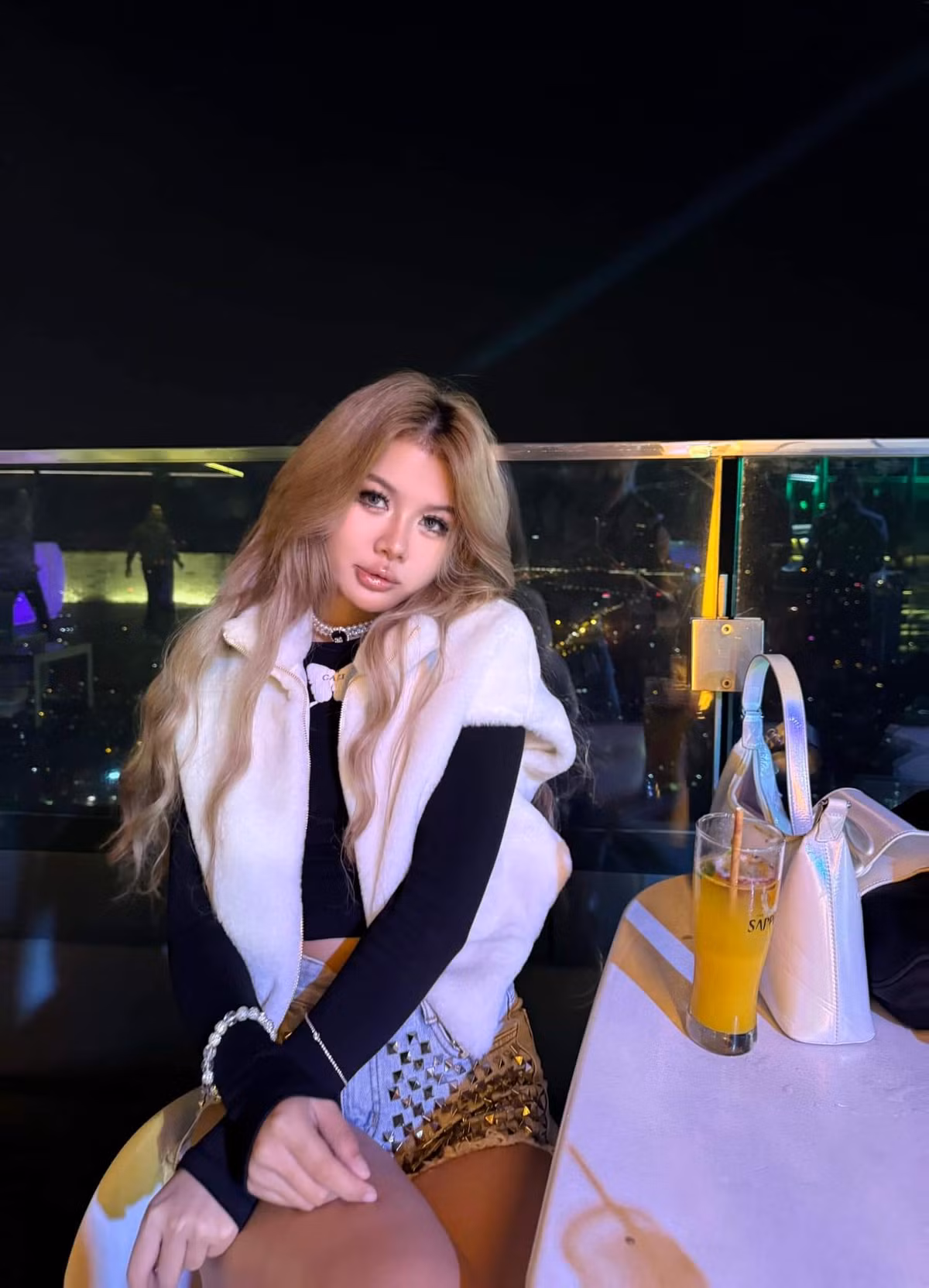 Mới đây, nàng hot TikToker còn đốt mắt dân tình khi tung loạt ảnh mát mẻ với trang phục là bộ bikini cắt xẻ táo bạo.