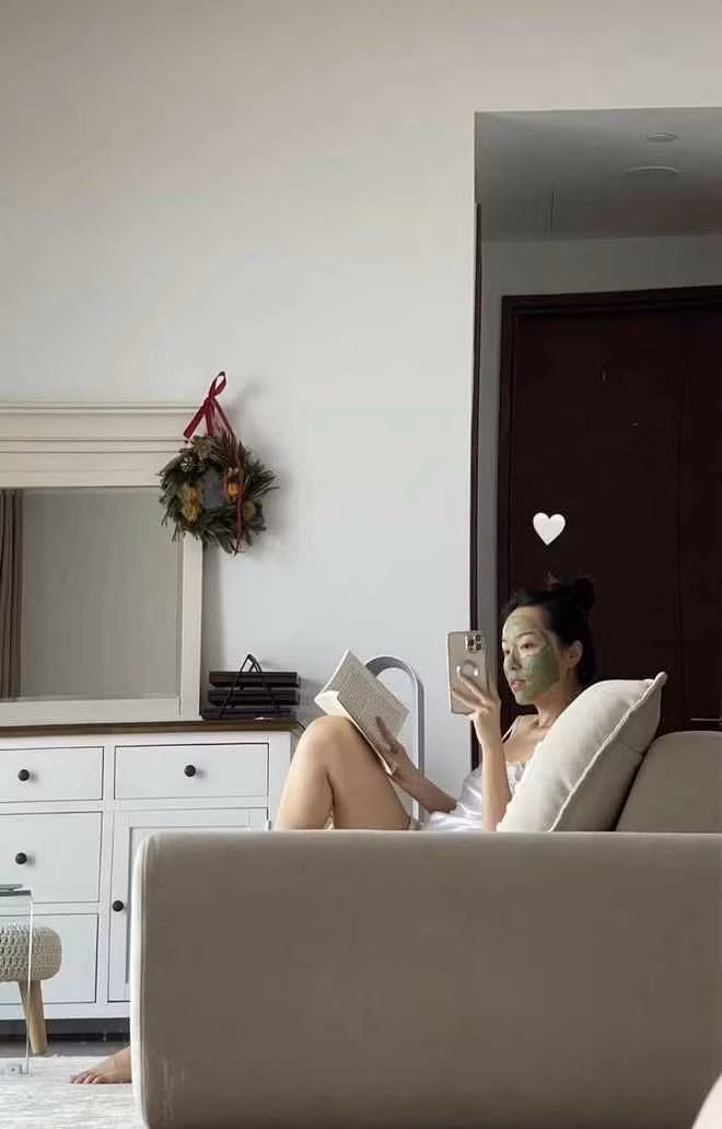 Ngoài ra trong các đoạn clip của mình, Hà Trúc cũng khoe khéo những góc trong căn nhà. Cô nàng lựa chọn thiết kế nhà theo phong cách tối giản, hiện đại, mang đậm phong cách Hàn Quốc.