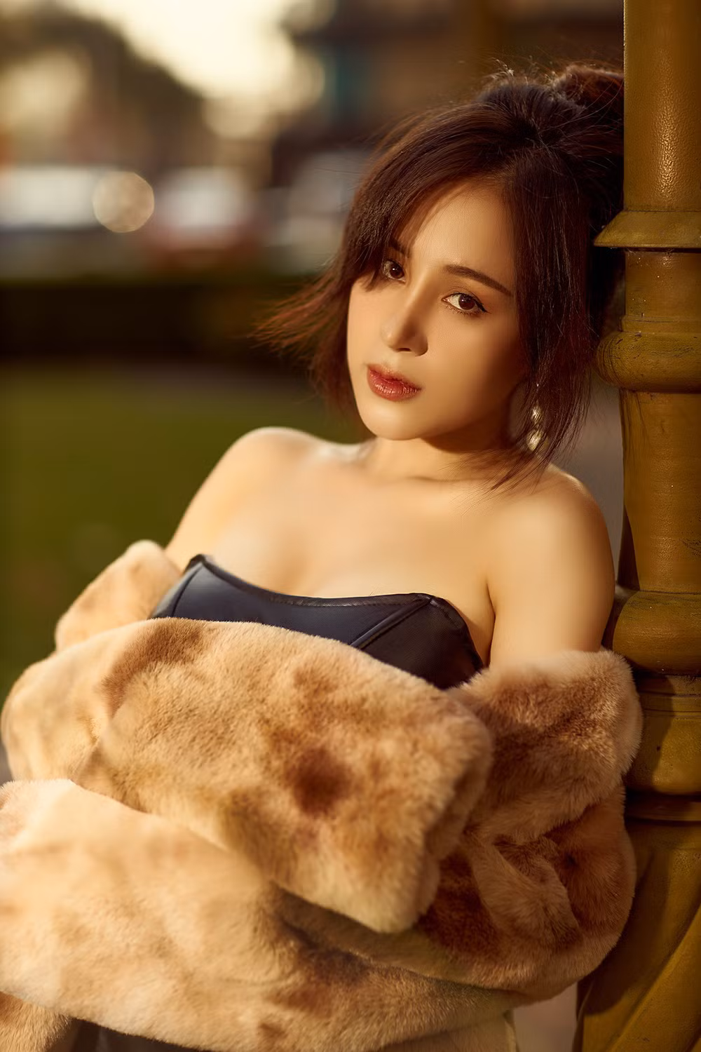 Hot girl bà Tưng tên thật Lê Thị Huyền Anh, sinh năm 1993. Cô gái Nghệ An từ vị trí vô danh bỗng nổi như cồn sau clip thả rông nhảy vũ đạo ca khúc Gentleman. Sau clip tai tiếng gây xôn xao, cô tranh thủ cơ hội tung thêm nhiều hình ảnh hở bạo để củng cố độ nổi tiếng.