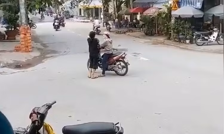 Tương tự, hai người phụ nữ này tình cờ gặp nhau khi vừa đi chợ về. Cuộc hội ngộ bất ngờ khiến cả hai ngồi hẳn giữa đường để trò chuyện, hình ảnh này đã từng khiến MXH "dậy sóng" một thời gian.