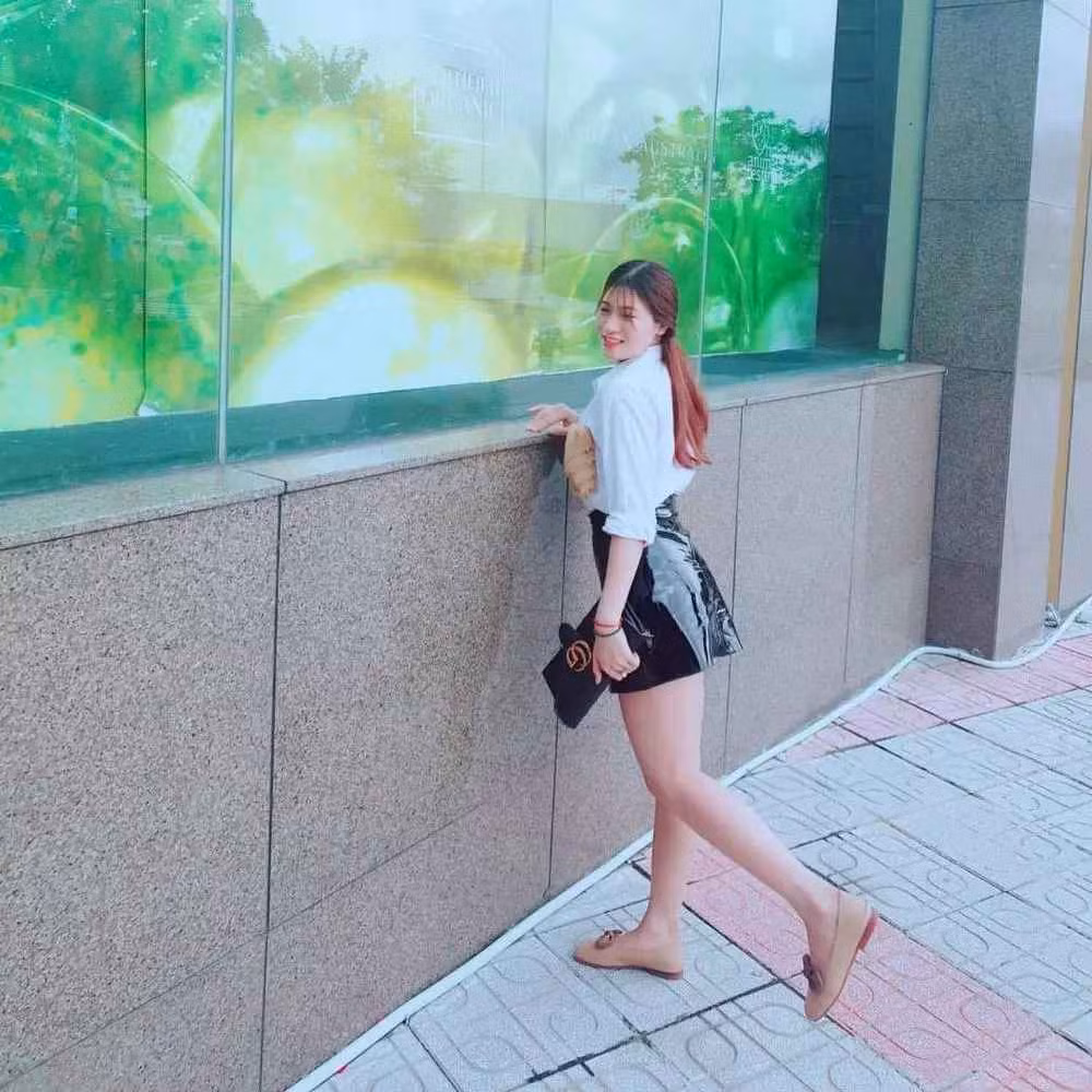 Lộc Fuho và vợ hiện đã có một cô con gái vô cùng đáng yêu. Trên trang cá nhân, đôi trẻ thường xuyên khoe ảnh ngọt ngào khiến ai nhìn cũng phải ghen tị.