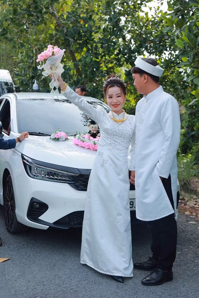 Anh Thư cho hay, đám cưới của cô và chú rể Phạm Nguyễn Phát Đạt (24 tuổi, quê Đồng Tháp) diễn ra vào ngày 25-26/5 vừa qua.