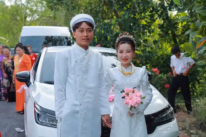 Trong ngày trọng đại, cô dâu nào cũng mong muốn bản thân xinh đẹp, lộng lẫy, trở thành người nổi bật nhất của ngày vui. Thế nhưng, Nguyễn Anh Thư (22 tuổi, Kiên Giang) lại có chút kém may mắn khi gặp phải tình huống “khó đỡ” ngay sát ngày cưới.