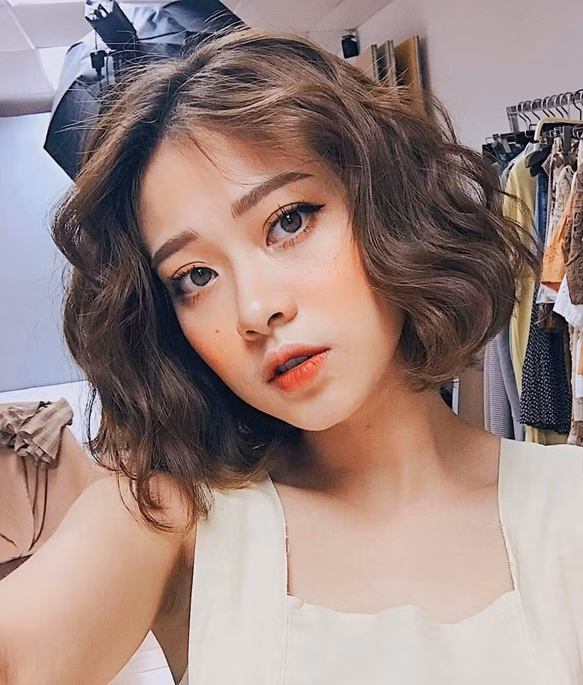 Mọi người không khỏi mê mẩn nhan sắc cô và cái tên Mai Anh lại được nhắc nhiều hơn nữa khi World Cup đang diễn ra với những ý kiến trái chiều bên lề.