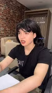 Sở dĩ cụm từ “đúng nhận sai cãi” trở nên hot, thành trend bởi vì ngữ điệu nói của cô đồng khiến dân tình thích thú và quay các clip tương tự với phong thái hài hước.