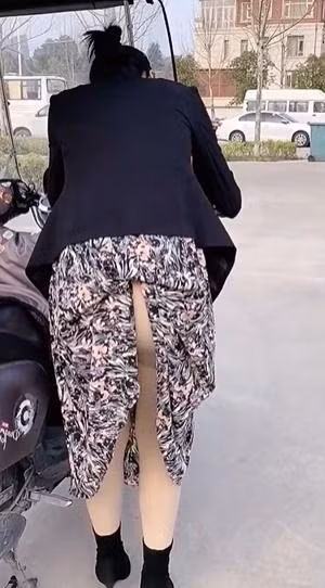 Người ta vẫn thường truyền tai nhau, là phụ nữ ra đường phải ăn mặc như công chúa, làm việc thì hãy giống đàn ông, và sống như một nữ thần. Nhưng đôi khi, giữa dòng đời tấp nập khiến hội chị em phải vội vàng và điển hình như mới đây, một cô gái để lộ vòng 3 và bị một người đàn ông quay lại.
