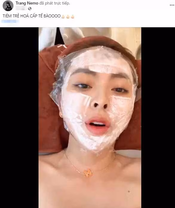 Trên mạng xã hội, hot girl thị phi thường xuyên khoe nhà, khoe xe và cũng dính vào không ít lùm xùm trước đó liên quan đến việc bán hàng online.