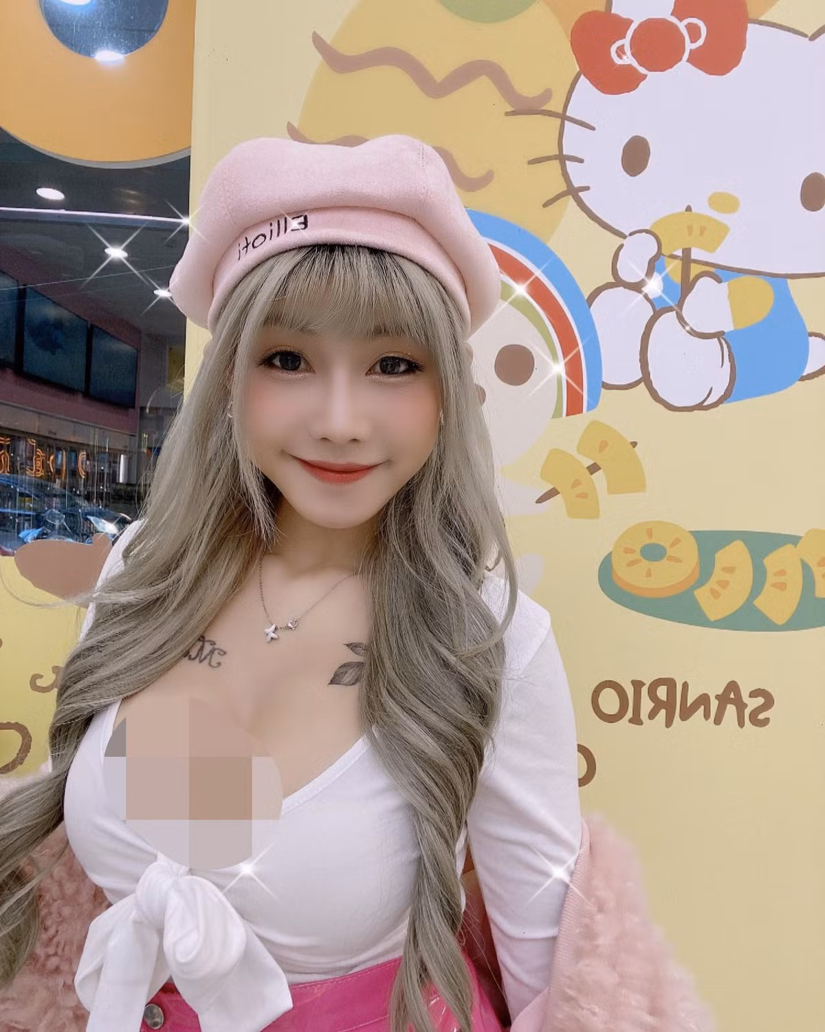 Khi bức ảnh thả rông vòng 1 trên tàu điện của cô gái trên được “chu du” trên khắp các diễn đàn, trang mạng, thu hút không ít sự quan tâm của dư luận.
