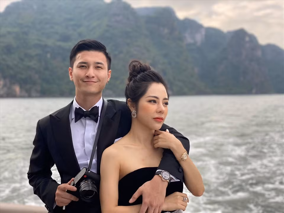 Về phần mình, bạn gái diễn viên Huỳnh Anh cũng nhắn nhủ yêu thương đến nửa kia khi mượn lời ca khúc Một trái tim một tình yêu: "Khi gặp anh, em biết, sẽ không còn ai hơn nữa... Không còn ai, thay thế anh trong giấc mộng".