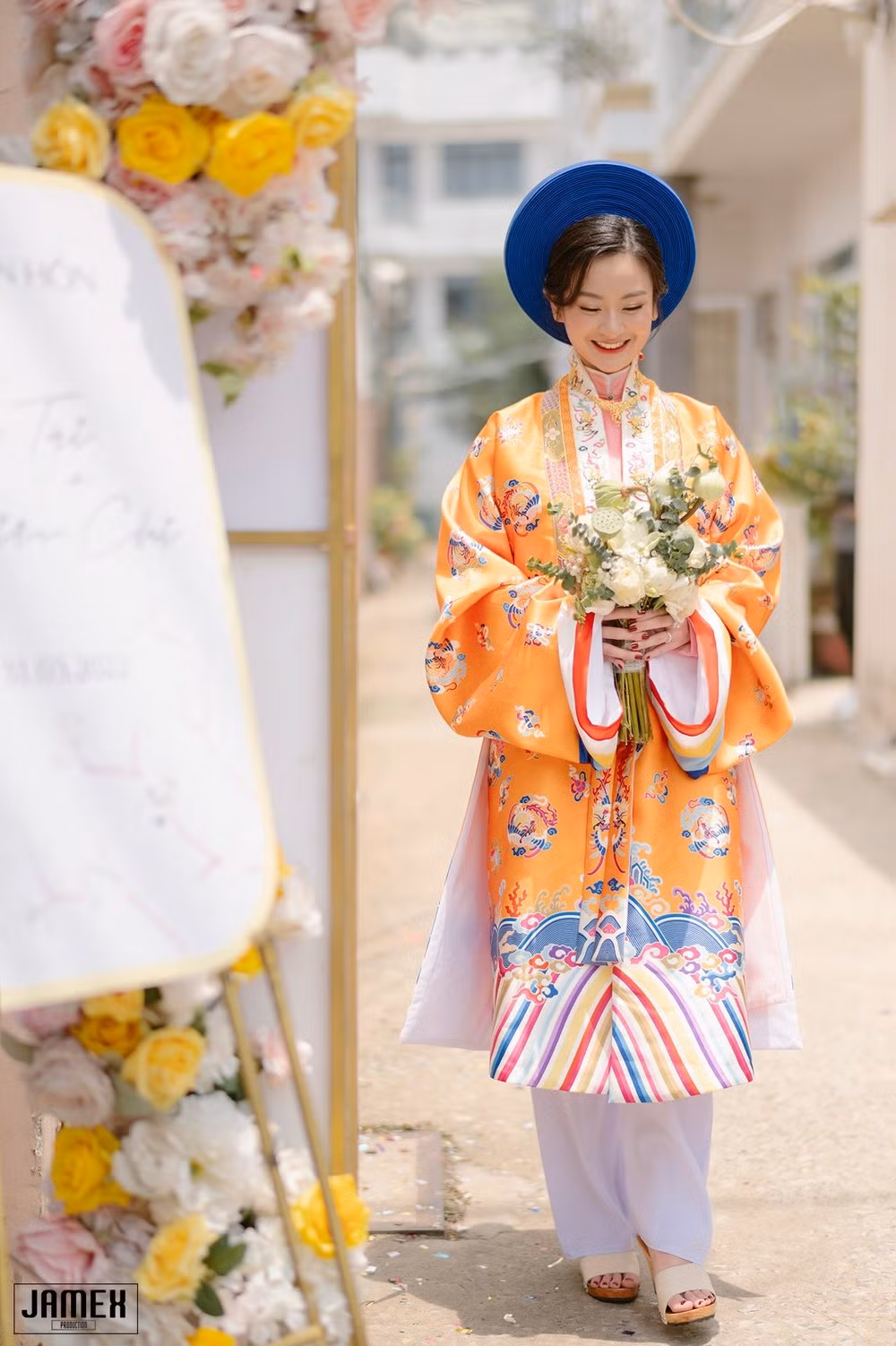 Thầy của chồng tôi chuyên nghiên cứu văn hóa Việt Nam và từng tư vấn nhiều dự án văn hóa nước nhà, do đó chúng tôi đã nhờ thầy tư vấn từ trang phục, phụ kiện cưới, đến quy trình lễ sao cho theo sát lễ nghi từ thời xưa nhất". Cô dâu xinh đẹp diện cổ phục chia sẻ thêm.