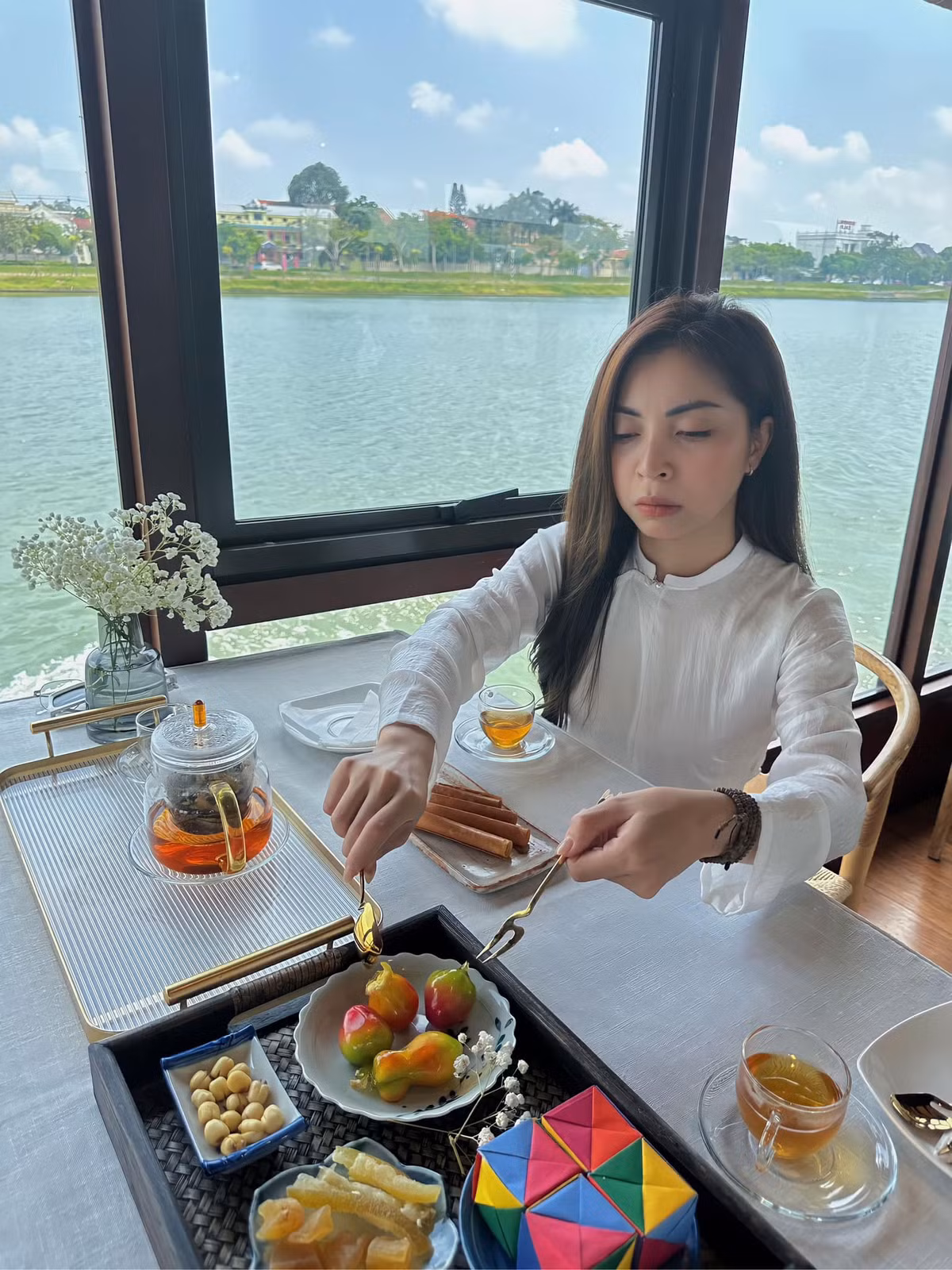 Trong bức ảnh mới đăng của mình, Nhật Lê diện chiếc áo dài trắng truyền thống, kết hợp với chiếc quần đỏ nổi bật. Cô nàng nhanh chóng nhận về lời khen từ dân mạng.