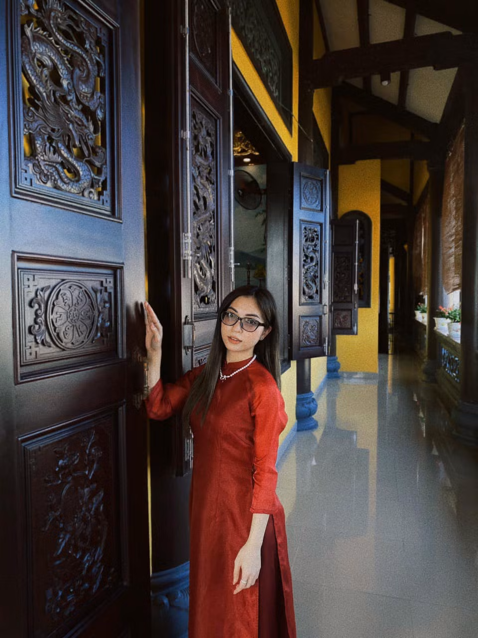 Đây không phải lần đầu tiên Nhật Lê diện áo dài truyền thống. Nếu theo dõi trang cá nhân của nàng hot girl Quảng Nam, có thể thấy mỗi dịp quan trọng như đi lễ chùa đầu năm hay ngay trong ngày ăn hỏi của mình, cô nàng cũng chọn trang phục truyền thống này để diện.