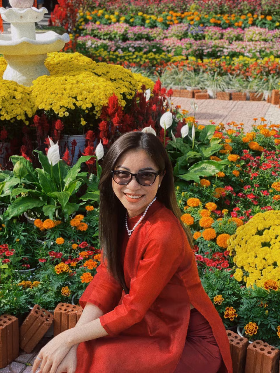 Chiếc áo dài đỏ nhân ngày đầu năm đi chùa của Nhật Lê nhận được vô vàn lời khen từ dân mạng.