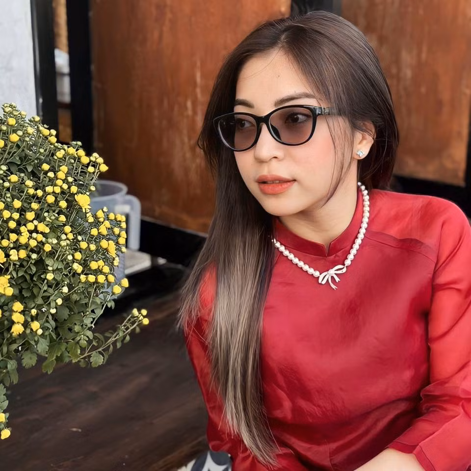 Dù sở hữu body "đâu ra đấy" nhưng mỗi khi diện áo dài Nhật Lê không ham chiết eo bó sát người.