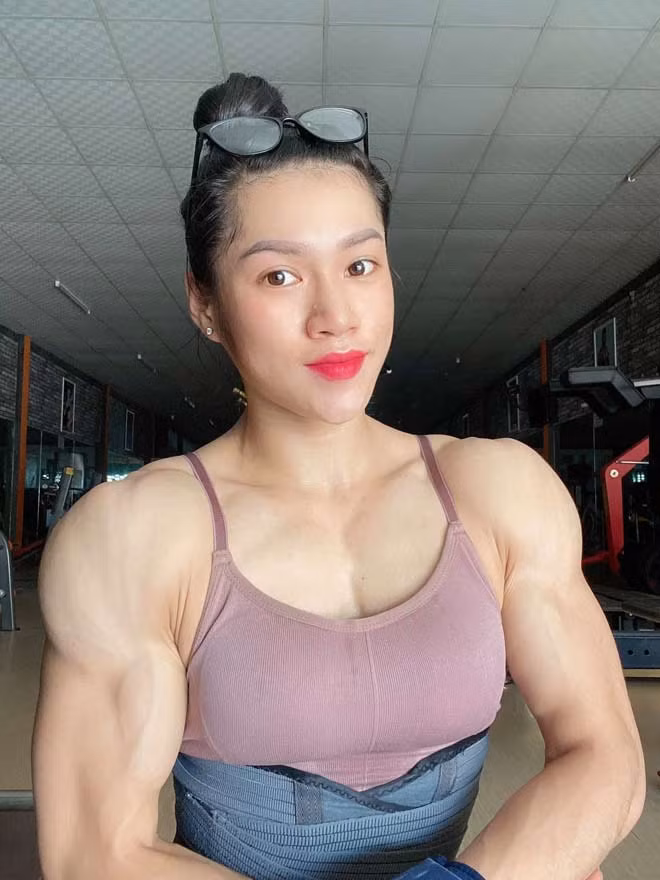 Ny Ny chứng minh khả năng và sự kiên trì của mình bằng những chiếc huy chương bạc, huy chương đồng tại các đấu trường lớn nhỏ. So với nhiều vận động viên nữ khác, cô có gương mặt khả ái, đường nét mềm mại nên dễ thu hút sự chú ý hơn.
