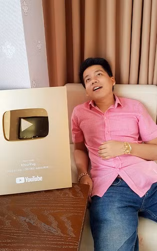 Trước đó, lý giải việc sau này chỉ quay clip một mình, không cần đến bạn đồng hành nữa, Khoa Pug cho hay: "Nhiều người nói Khoa Pug không hợp tác cùng với ai nữa vì chảnh. Nhưng thực sự khi mình đi review những chỗ mới, những vùng đất mới thì có nhiều Youtuber khác họ muốn kết nối với mình...