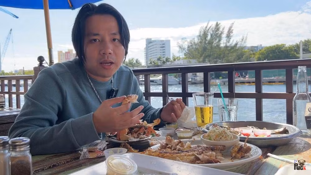 Trong clip, Youtuber Khoa Pug diện áo dài vàng sặc sỡ, đang thăm quan một ngôi chùa ở Mỹ. Vừa đi, chủ nhân clip vừa giới thiệu thêm về danh lam thắng cảnh tại đây.