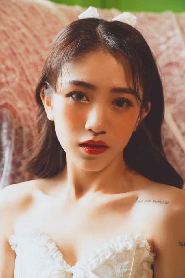 Dù được dân mạng đặt câu hỏi về việc tân trang vòng 1 nhưng Joyce Phạm vẫn chưa có động thái giải thích.