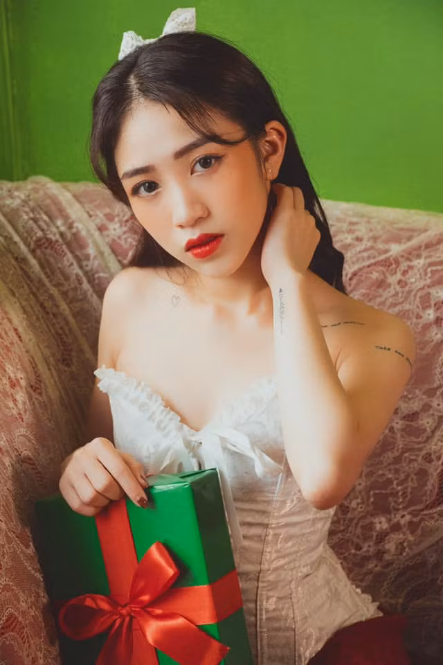 Quay trở lại với những hình ảnh mới của Joyce Phạm, nhiều dân mạng đưa ra bằng chứng có thể thấy vòng 1 của cô nàng thay đổi rõ rệt khi so sánh với ảnh cũ.