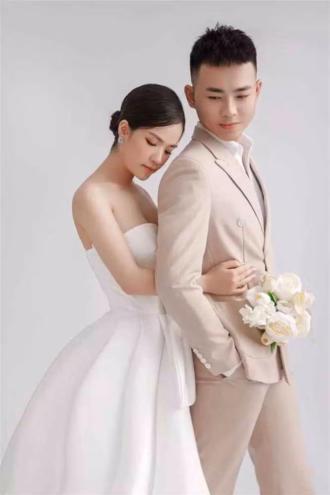 "Ba là cây nến vàng...", Huyền My viết. Đến đây, dân mạng đồn rằng phải chăng cả 2 đã có tin vui bởi lời bài hát này thường dành cho các gia đình có con nhỏ.