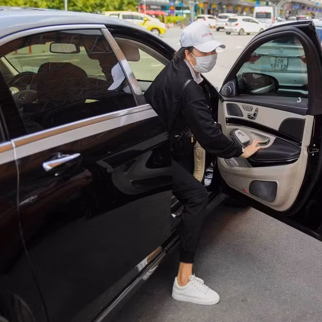 Cụ thể, Thúy Kiều có viết: "Các bạn đậu xe chuẩn lắm nghe! Đậu hết cái sân. 3 chiếc xe tay ga đừng có ăn hiếp chiếc xe số của tui".