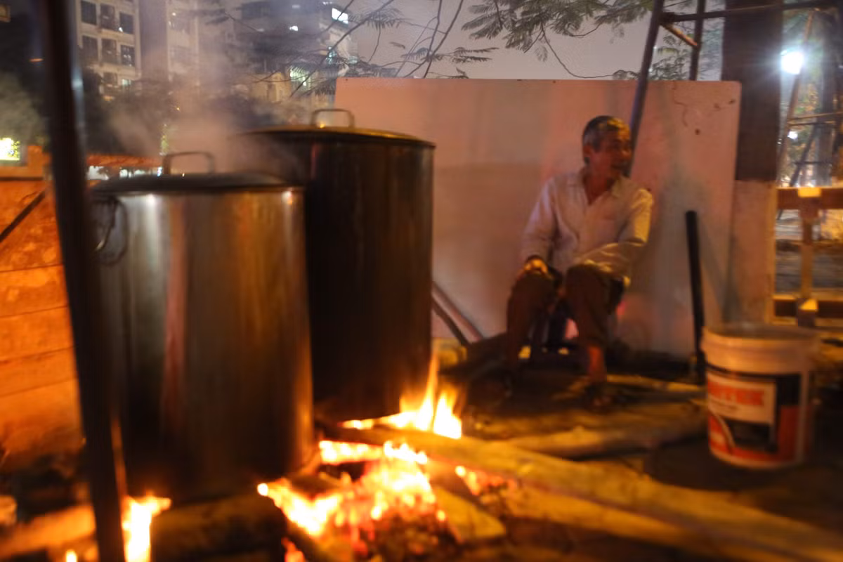 Từng gắn bó với mảnh đất Hà thành hàng chục năm, nhiều người giữ suy nghĩ: "Tết mà không tự tay gói và luộc bánh chưng thì kém vị" đã ăn sâu vào trong tiềm thức.