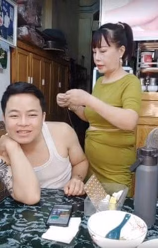 Trong quá khứ, cô dâu Thu Sao từng đầu tư rất nhiều tiền để có được khuôn mặt trẻ trung như mong muốn. Cô từng thừa nhận bản thân đã xăm mày, xăm môi, làm mũi... để níu kéo thanh xuân.