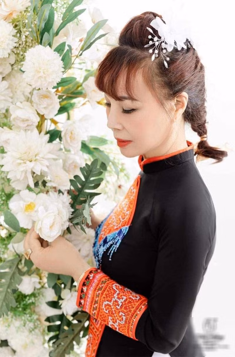 Bên cạnh đó, những vị trí dễ có vết nhăn do lão hóa trên mặt của cô dâu Thu Sao cũng "không cánh mà bay". Một số người cho rằng nhan sắc của người phụ nữ U70 này hiện tại không thua gì những cô gái 18, đôi mươi.
