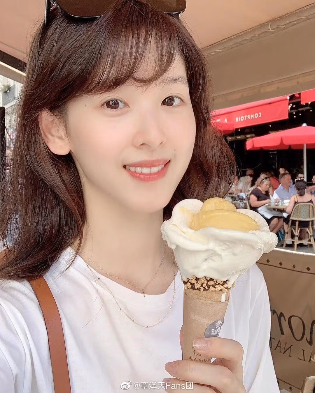 Hot girl Trung Quốc từng viral khắp cõi mạng xứ tỷ dân hồi học cấp 3 với khoảnh khắc cầm ly trà sữa, khoe trọn visual thanh thuần, nhẹ nhàng chuẩn "bạch nguyệt quang".