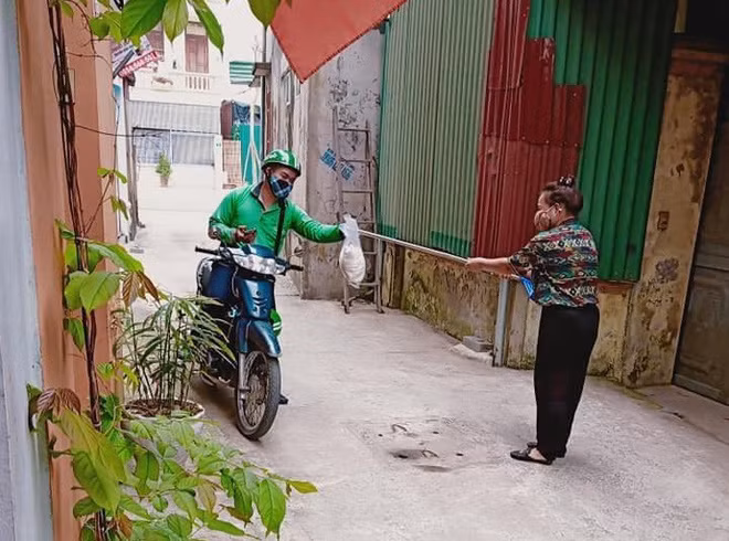 Trước đó, trên MXH bức ảnh chụp lại cảnh giao hàng của một tài xế xe ôm công nghệ khiến nhiều người phải bật cười.