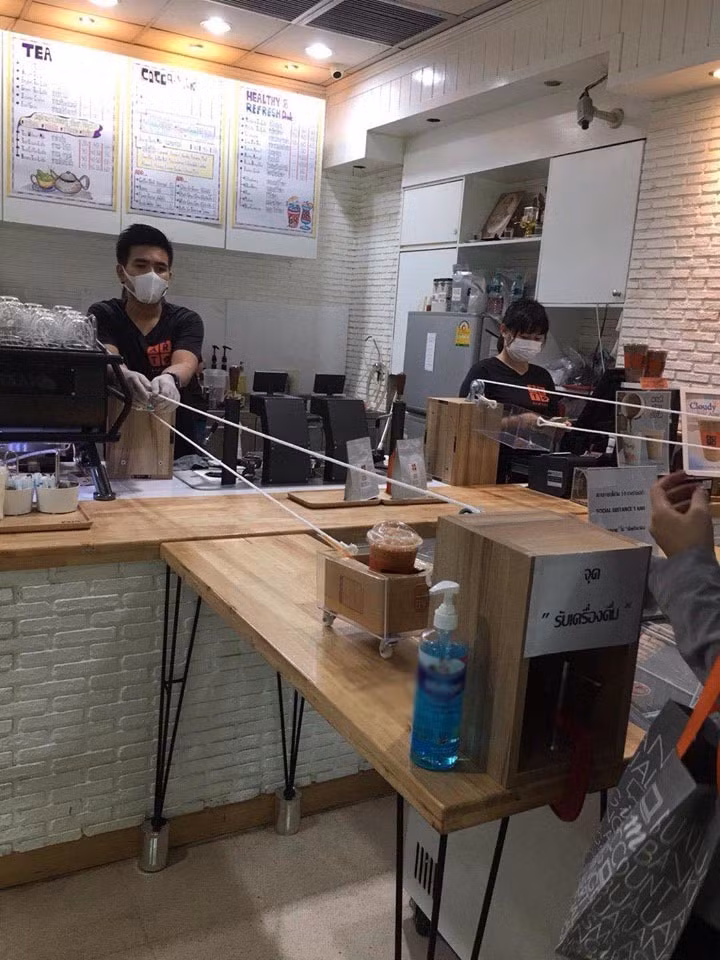 Trên trang mạng xã hội của Thông tấn xã Thái Lan đã đăng tải hình ảnh nhân viên của 1 cửa hàng nghiêm chỉnh chấp hành các biện pháp phòng chống dịch cực kỳ dễ thương. Vốn biết rằng nguy cơ lây nhiễm của Covid-19 rất cao nên ngoài việc yêu cầu nhân viên mang khẩu trang y tế đầy đủ, cửa hàng này còn tự chế một chiếc xe ròng rọc nhỏ nhằm mục đích giao hàng và lấy tiền từ khách.