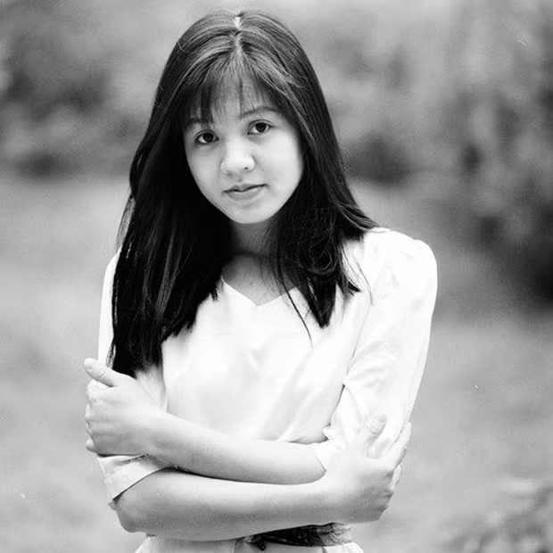 Bức ảnh này được chụp lúc Diễm Quỳnh vừa học lên Cao học Ngôn ngữ Trung tại Bắc Kinh (Trung Quốc). Đây cũng là hình ảnh rạng ngời được nhiều người nhớ nhất khi nhắc đến cô.