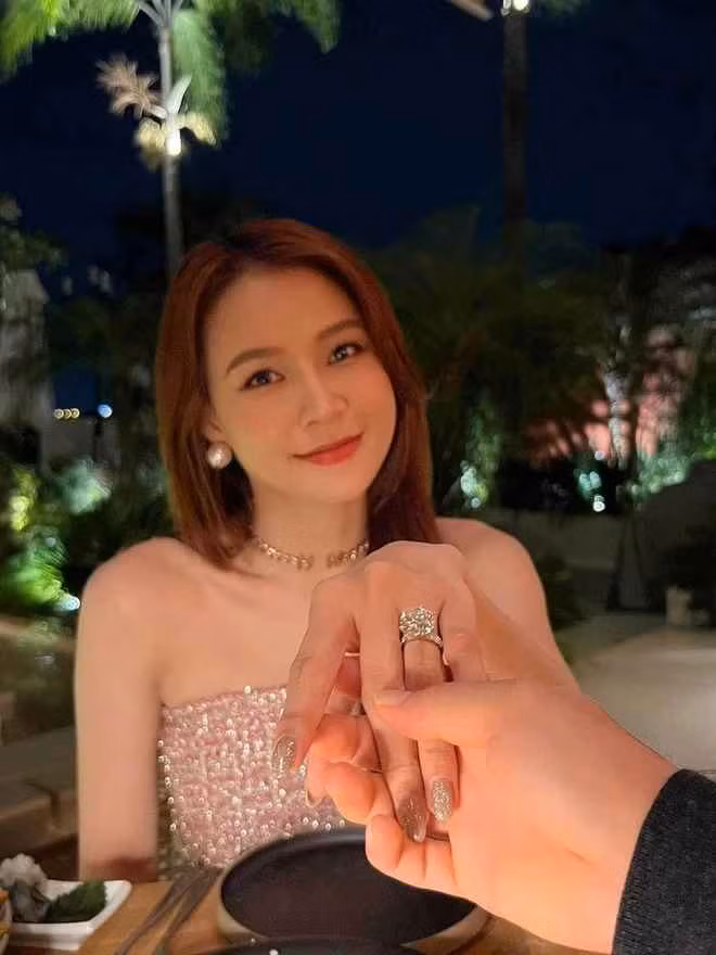 Chăm chỉ hoạt động nghệ thuật, ở tuổi 34, Sam thông báo mang thai con đầu lòng. Cô không tiết lộ danh tính nửa kia và vẫn chưa có kế hoạch cụ thể cho ngày trọng đại.