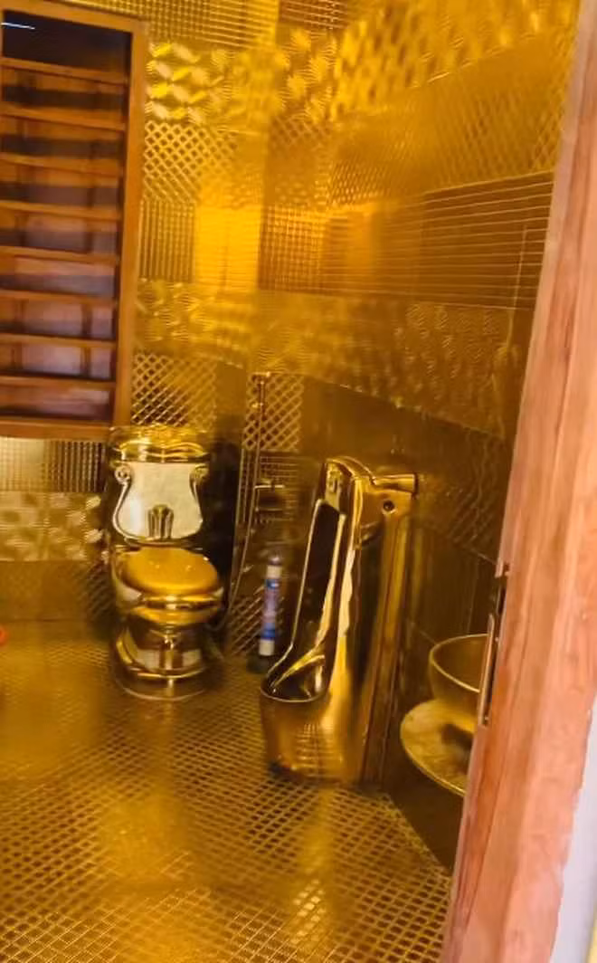 Ngoài người dân địa phương thì có cả du khách ở các tỉnh lân cận như Thanh Hóa, Hà Tĩnh,... Thậm chí, có cả khách nước ngoài cũng đến thăm tòa lâu đài này.