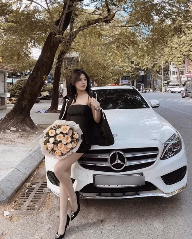 Nguyễn Thị Phương Thảo (sinh năm 1999, sống ở Hà Nội) là sinh viên chuyên ngành Quản trị Kinh doanh của trường ĐH Công đoàn Hà Nội. Ngoài việc học, hot girl này cũng dành thêm thời gian để làm KOL, mẫu ảnh, kinh doanh thời trang.