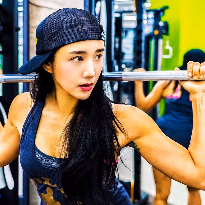 Areum Jung là cái tên nổi tiếng trên mạng xã hội. Cô được biết đến với tư cách là nữ gymer Hàn Quốc có gương mặt xinh đẹp và thân hình khỏi phải bàn cãi.