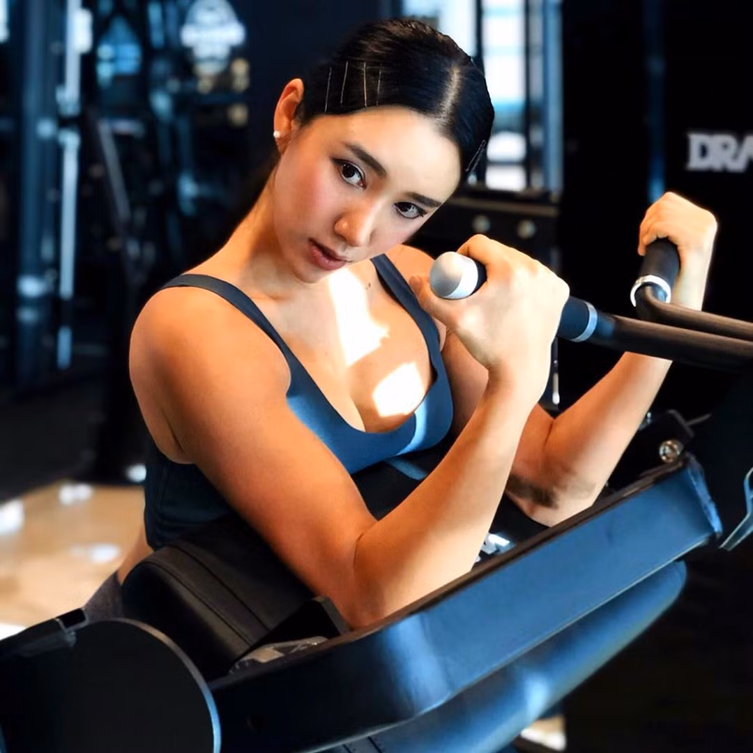 Areum cao hơn 1,7 m, theo đuổi phong cách thể thao, năng động. Thời học đại học ở tỉnh Gyeonggi, cô từng nặng tới 70 kg. Sau đó, người đẹp quyết tâm giảm cân và có vóc dáng đáng mơ ước như hiên tại.