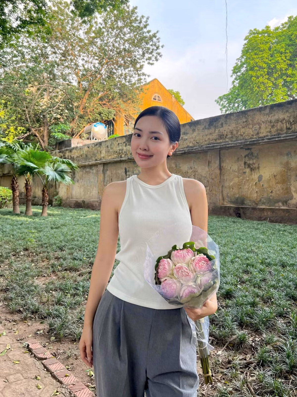 Đáp lại đàn chị thân thiết, Hà Đức Chinh cho biết: “Hoà Nguyễn nhưng hơi vất vả chị ạ”.