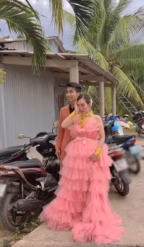 Tuy vậy, giá trị to lớn của đống vàng, kim cương ngày cưới cũng không nhiều bằng tình cảm mà họ dành cho nhau. Hy vọng trong tương lai, cặp đôi trẻ sẽ ngày càng khắn khít và có một cuộc hôn nhân êm đềm, viên mãn.
