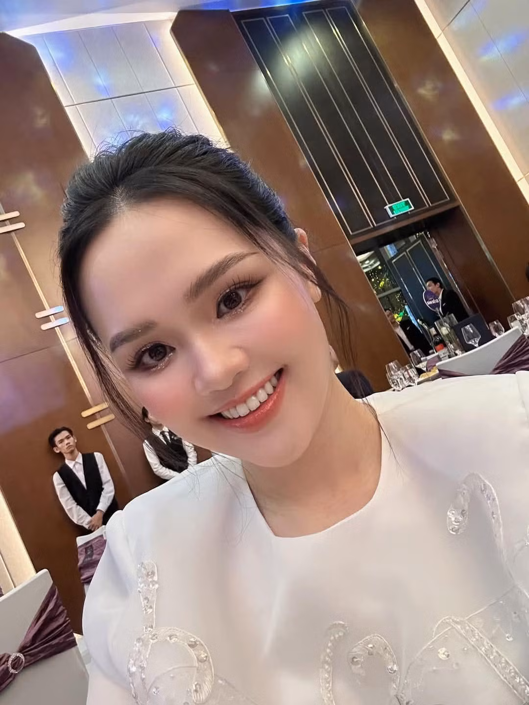 Sở hữu gương mặt khả ái, làn da trắng mịn cùng thần thái nhẹ nhàng, Quỳnh Anh thường xuyên xuất hiện với hình ảnh chỉn chu, tinh tế.