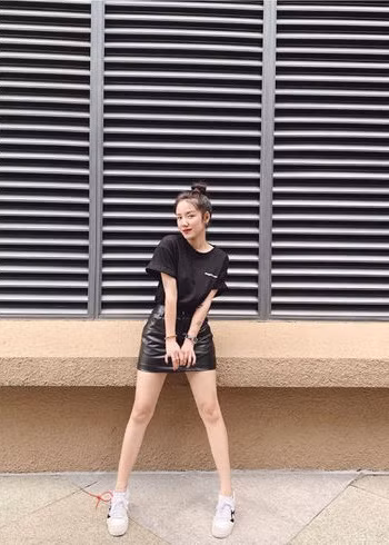 Item yêu thích của Phương Ly thường là những kiểu quần sooc ngắn cạp cao, áo phông, áo sơ mi hoặc croptop,... mang đậm style thể thao năng động.