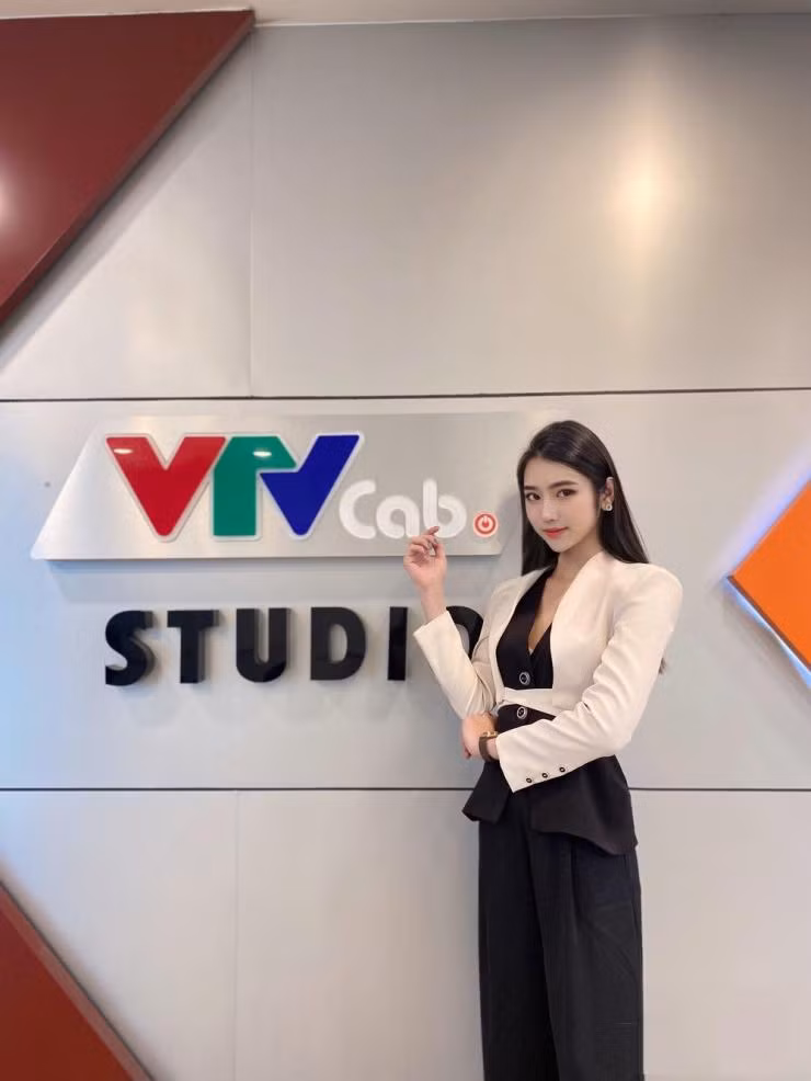 Nguyễn Vũ Hà Anh là một biên tập viên đang công tác tại Đài truyền hình VTVcab. Giống như bao nàng MC/BTV khác, tính chất công việc đòi hỏi cao về ngoại hình, phong cách thời trang mà cô phải đáp ứng.