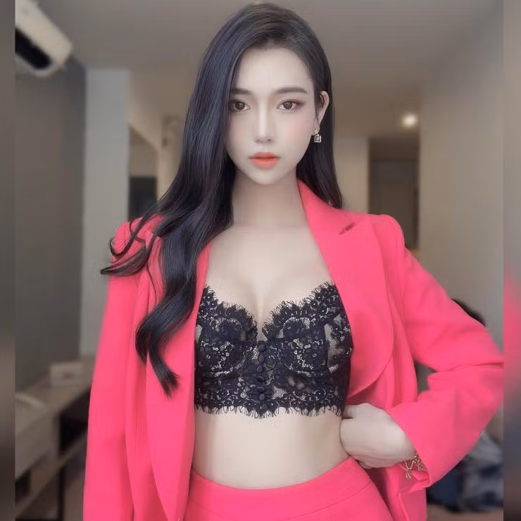 Nguyễn Vũ Hà Anh sinh năm 1997 tại Bắc Giang, cô cao 1m73, số đo 3 vòng 85-63-90cm. Ngoài công việc bên Đài truyền hình, cô cũng là một KOL, người mẫu và ca sĩ tự do, các hoạt động về cộng đồng LGBT cũng được cô tham gia thường xuyên.