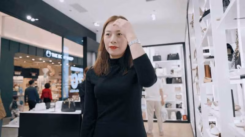 Chị hai Hà Phương (SN 1987) của Khánh Vy lại khiến netizen phải trầm trồ về nhan sắc và kiến thức sâu rộng, có thể nói tiếng Trung lưu loát.