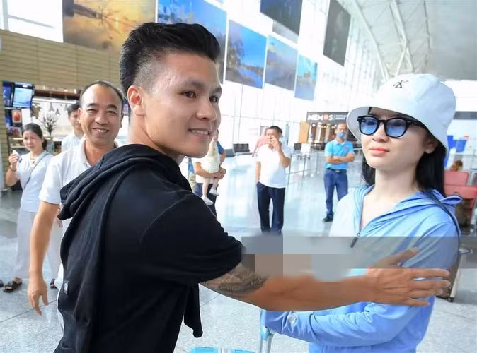 Theo đó, chia sẻ loạt ảnh trong ngày Quang Hải ra mắt Pau FC, cô tag tên Chu Thanh Huyền - bồ Hải "Con".