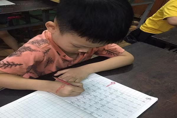 Bé lớp 1 gầy rộc sau 3 tuần đi học Be lop 1 gay roc sau 3 tuan di hoc