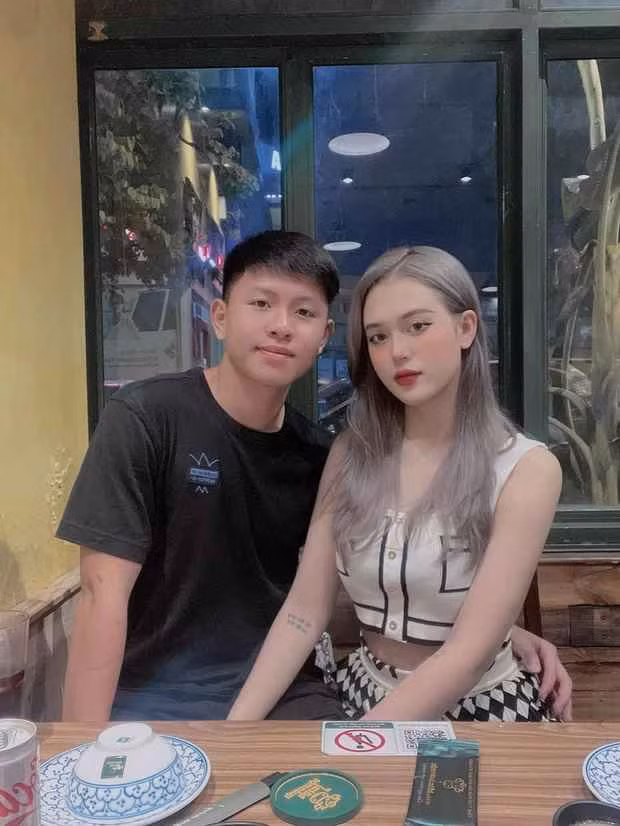 Đến thời điểm hiện tại, Vũ Tiến Long (sinh năm 2002) là cầu thủ hiếm hoi trong đội hình U22 Việt Nam đã có vợ con.