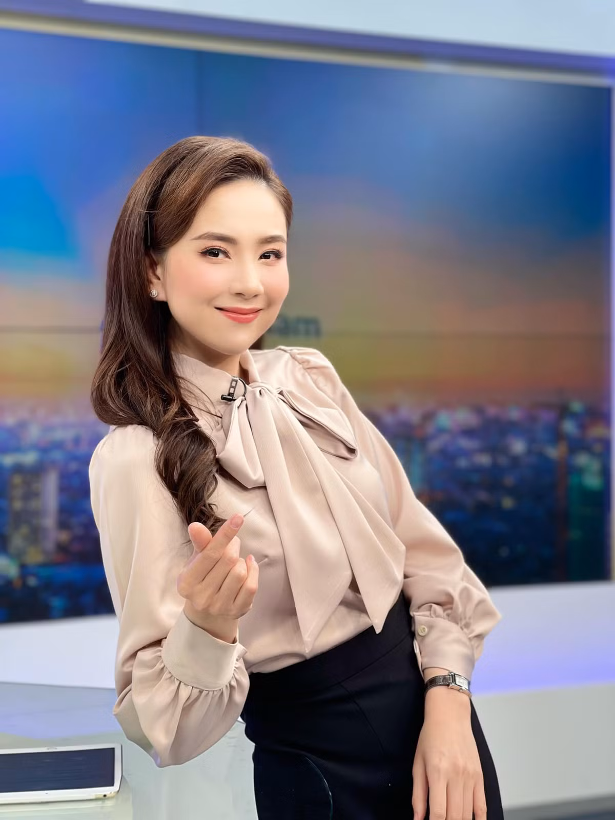 Mai Ngọc cho biết trường quay luôn có máy lạnh để tránh làm hỏng máy móc, vì vậy bầu không khí đã lạnh nay càng lạnh hơn