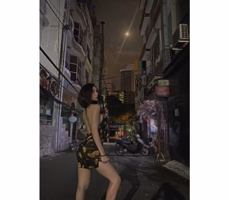 Diện nội y quyến rũ là cách để Bích Trăm khẳng định phong độ vóc dáng đáng ngưỡng mộ của bản thân.